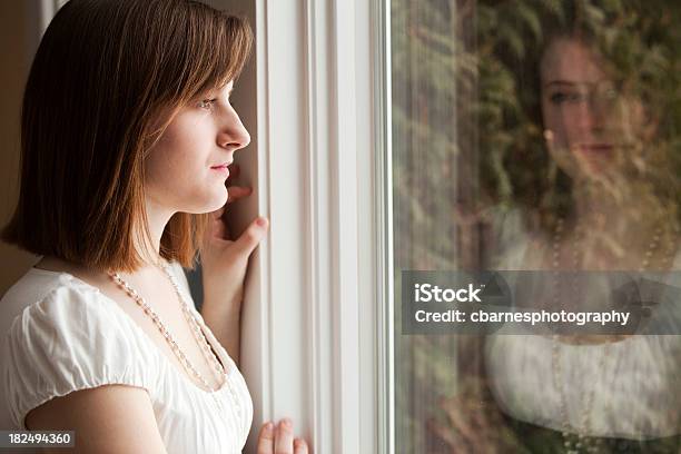 Hombre Viejo Pensativo Teen Girl Looks Del Hotel Cerca De La Ventana De Reflejo Foto de stock y más banco de imágenes de 14-15 años