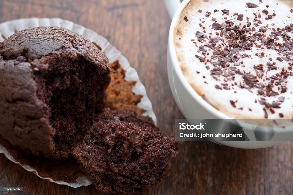 Schokoladen-Muffins und Cappuccino - Lizenzfrei Cappuccino Stock-Foto