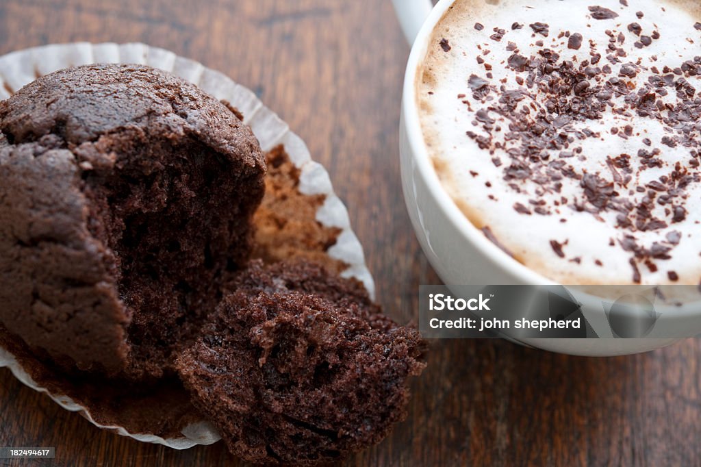 muffin al cioccolato e Cappuccino - Foto stock royalty-free di Caffè - Bevanda