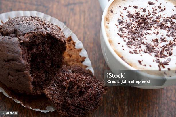 Muffin Al Cioccolato E Cappuccino - Fotografie stock e altre immagini di Caffè - Bevanda - Caffè - Bevanda, Cappuccino, Cibi e bevande