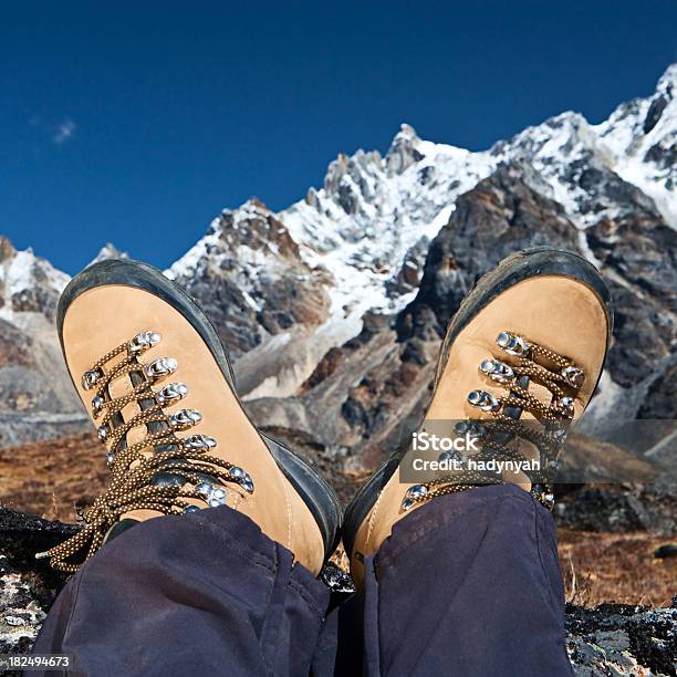 Frau Ruhen Im Himalaja Stockfoto und mehr Bilder von Stiefel - Stiefel, Reise, Abgeschiedenheit