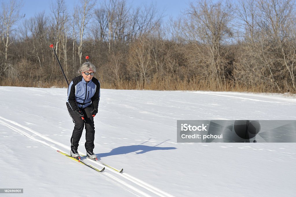 Sonriente mujer esquí de fondo, deporte de invierno - Foto de stock de Esquí de fondo libre de derechos