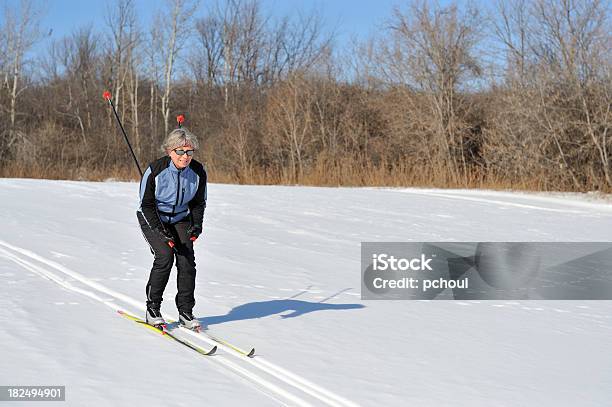 Uśmiechnięta Kobieta Biegi Narciarskie Sport Zimowy - zdjęcia stockowe i więcej obrazów Biegi narciarskie