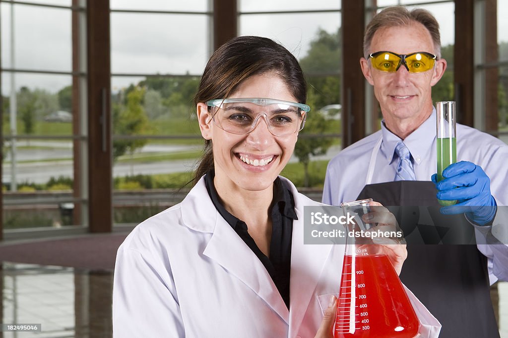 Sorrindo lab trabalhadores segurando amostras - Foto de stock de 30 Anos royalty-free