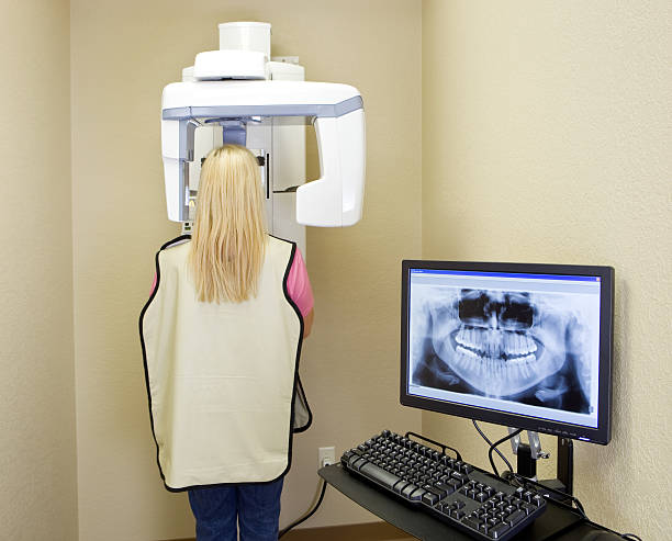 toma panorámica radiografía dental del paciente & máquina de pantalla de visualización - machine teeth fotos fotografías e imágenes de stock