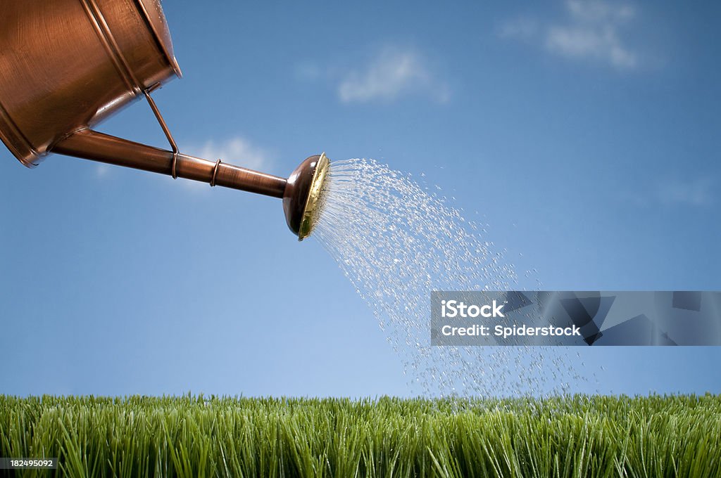 Regador de cobre regando a grama - Foto de stock de Ajardinado royalty-free