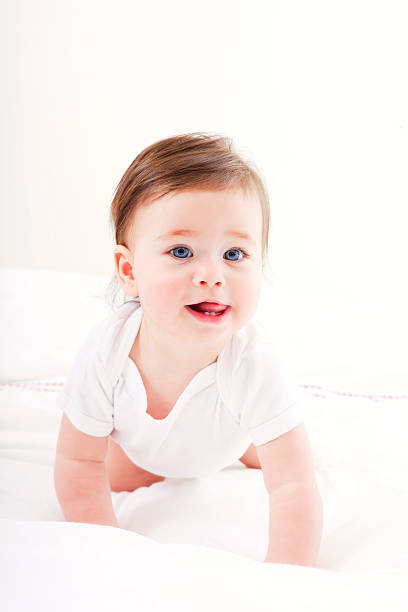 istock Crawling baby girl 182495151