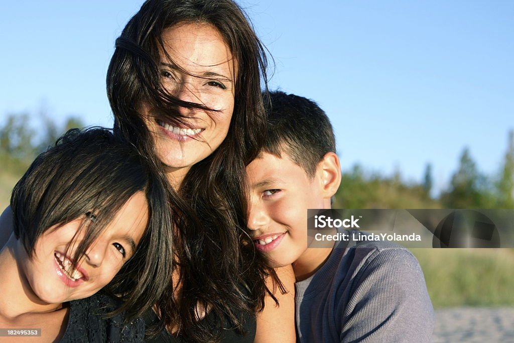 Madre y niños en la playa - Foto de stock de 20 a 29 años libre de derechos