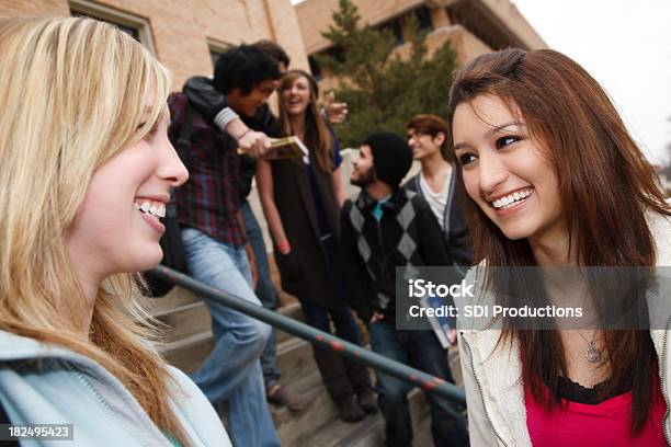 Studenti Universitari Felice Parlando Nel Campus - Fotografie stock e altre immagini di Abbigliamento casual - Abbigliamento casual, Adolescente, Adulto