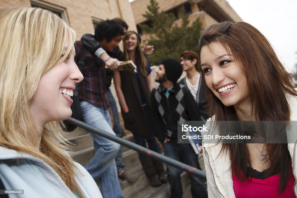 Felizes estudantes no Campus universitário a falar - Royalty-free 20-29 Anos Foto de stock