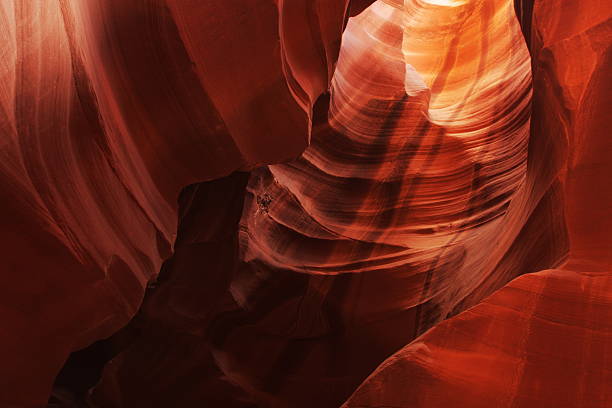 desfiladeiro antelope canyon camada rochosa raio de sol - rock strata natural pattern abstract scenics imagens e fotografias de stock