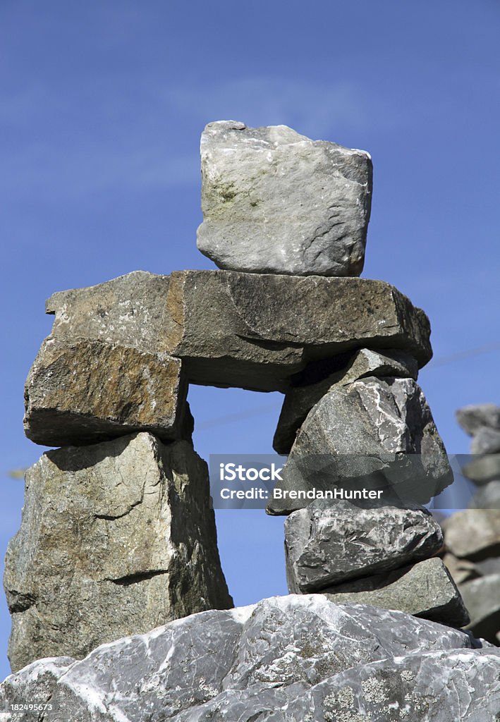 Inuksuk przeciwko niebo - Zbiór zdjęć royalty-free (Arktyka)