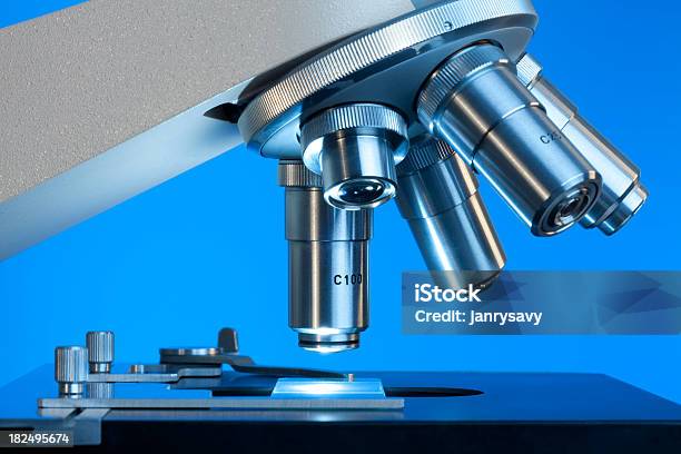 Microscopio Foto de stock y más banco de imágenes de Microscopio - Microscopio, Cristalino, Lente