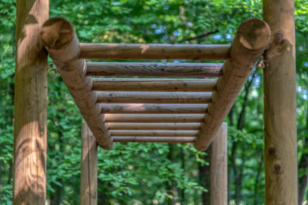 Moderner Sportplatz mit Fitnessgeräten – Foto