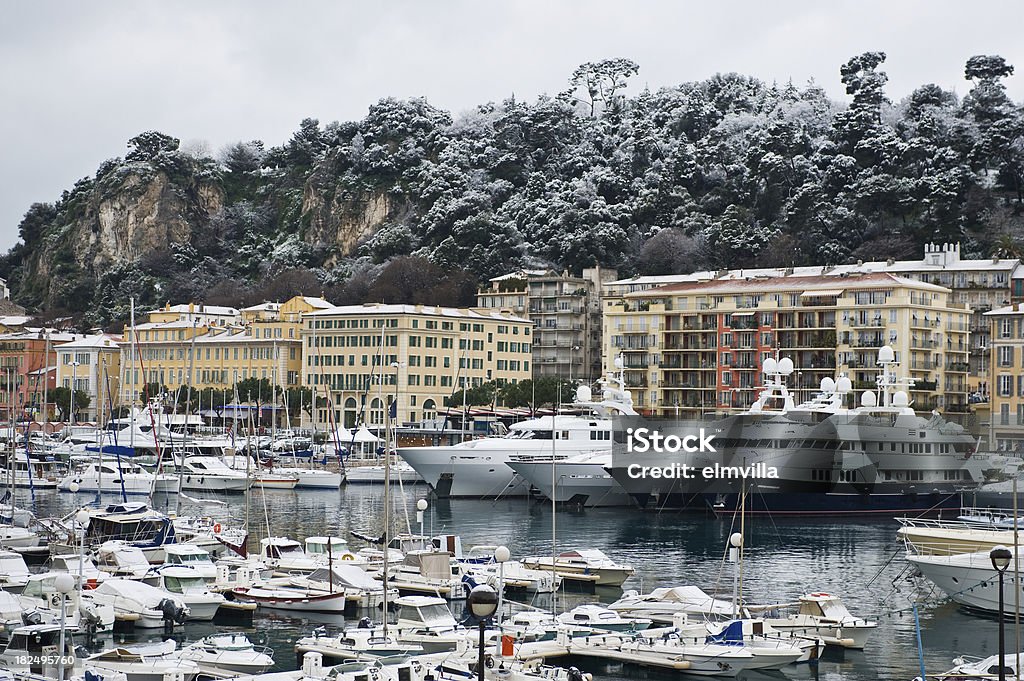 Vista del porto di Nizza dopo una neve caduta - Foto stock royalty-free di Nizza