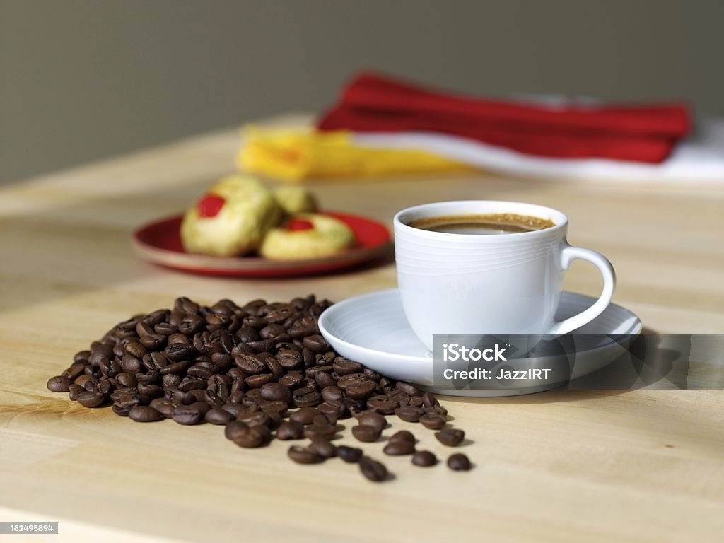 Tasse de café et haricots - Photo de Beignet libre de droits