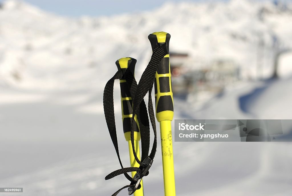 Les bâtons de Ski et National du Dolomiti derrière - Photo de Bâton de ski libre de droits