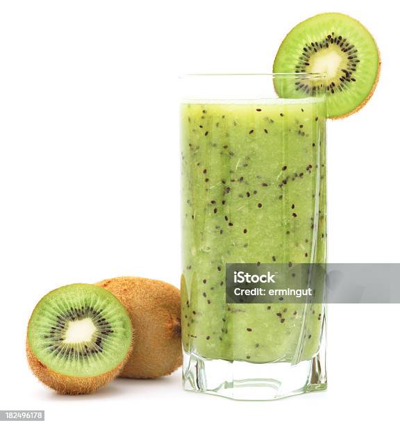 Erfrischende Kiwisaft Mit Obst Stockfoto und mehr Bilder von Kiwifrucht - Kiwifrucht, Weißer Hintergrund, Smoothie