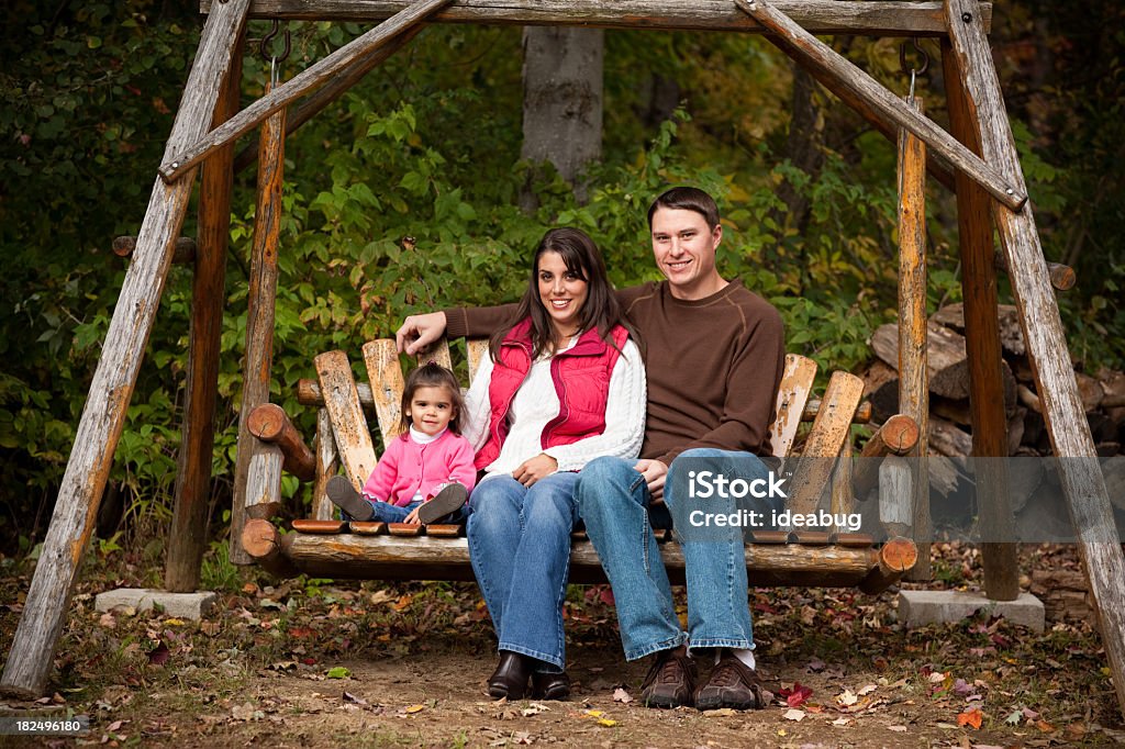 Vater, Mutter und Tochter Sitzen im Herbst Wald - Lizenzfrei Beide Elternteile Stock-Foto