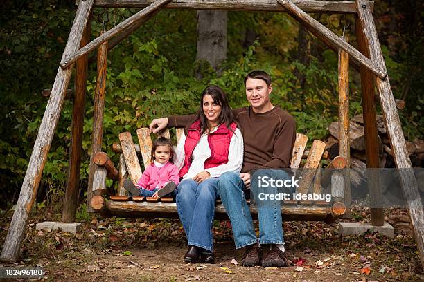 Vater Mutter Und Tochter Sitzen Im Herbst Wald Stockfoto und mehr Bilder von Beide Elternteile - Beide Elternteile, Blick in die Kamera, Drei Personen