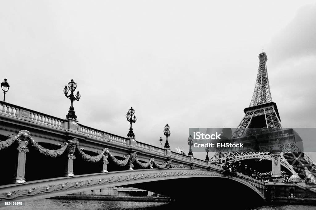 Puente de cruzar el río Sena a la torre Eiffel, París, Francia - Foto de stock de Puente de los Inválidos libre de derechos