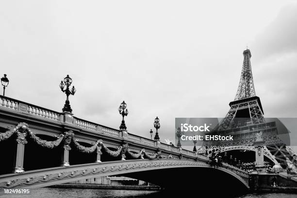 Puente De Cruzar El Río Sena A La Torre Eiffel París Francia Foto de stock y más banco de imágenes de Puente de los Inválidos