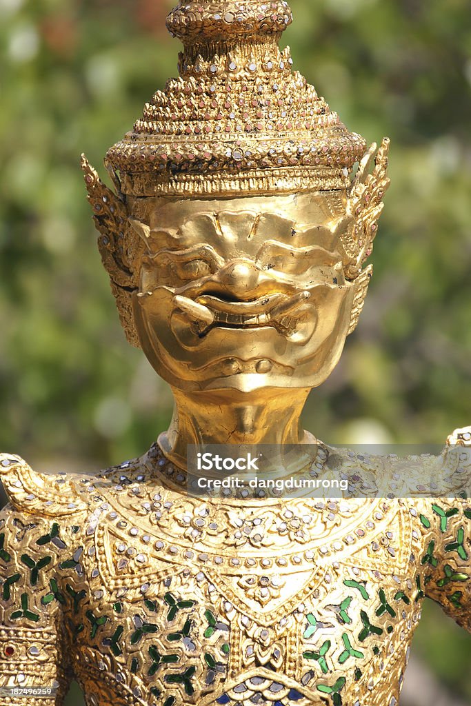 Gold giants volto a Wat Phra Keow Tailandia primo piano - Foto stock royalty-free di Arte