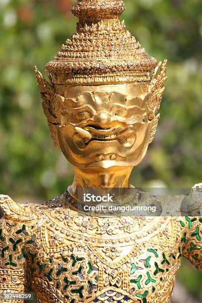 Złoty Giants Twarz W Wat Phra Keow Tajlandia Zbliżenie - zdjęcia stockowe i więcej obrazów Azja