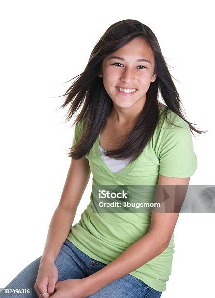 Bella Sorridente Ragazza Adolescente Su Sfondo Bianco - Fotografie stock e altre immagini di 14-15 anni