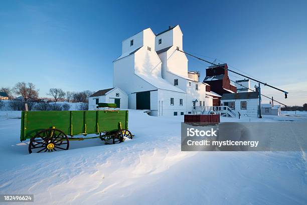 Manitoba Elevadores De Grão - Fotografias de stock e mais imagens de Manitoba - Manitoba, Paisagem - Natureza, Cena Rural