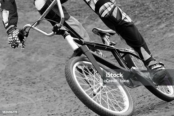 Closeup De Detalhes De Uma Corrida De Bicicleta - Fotografias de stock e mais imagens de Ciclismo BMX - Ciclismo BMX, Adulto, Ao Ar Livre