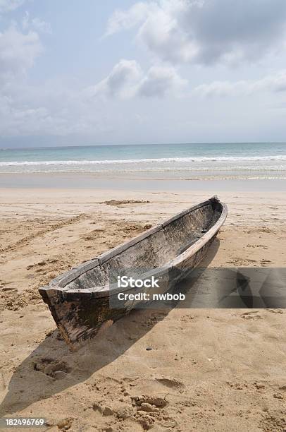 Photo libre de droit de Pirogue Sur La Plage Tropicale De Bocas Del Toro Panama banque d'images et plus d'images libres de droit de En bois