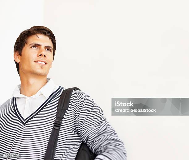 Elegancki Mężczyzna Student Patrząc Na Copyspace - zdjęcia stockowe i więcej obrazów 20-24 lata - 20-24 lata, 20-29 lat, Biały