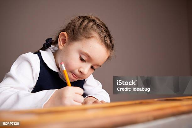 Junges Mädchen Schüler Schreiben In Schule Schreibtisch Und Sitzbereich Stockfoto und mehr Bilder von 6-7 Jahre