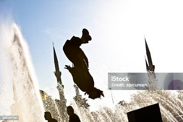 Parkour Y Freerunning Frente De La Mezquita Azul Foto de stock y más banco de imágenes de 20 a 29 años - 20 a 29 años, Adulto, Adulto joven