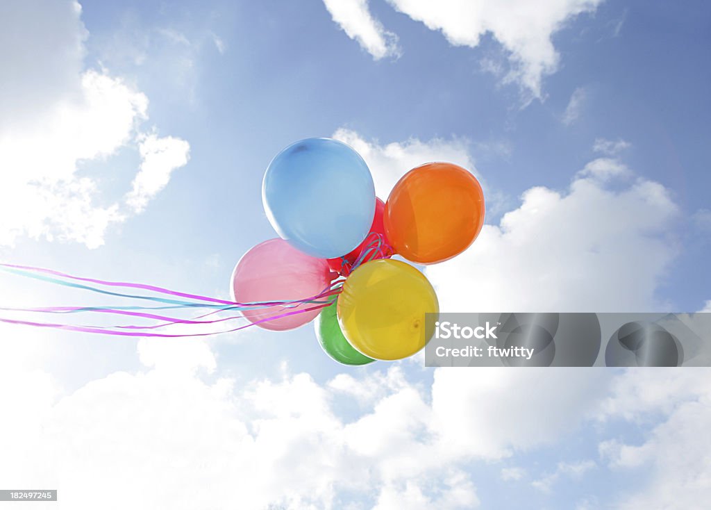 Libera globos en día nublado - Foto de stock de Globo - Decoración libre de derechos