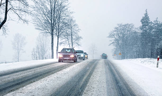 deslizante road - snow car winter road fotografías e imágenes de stock