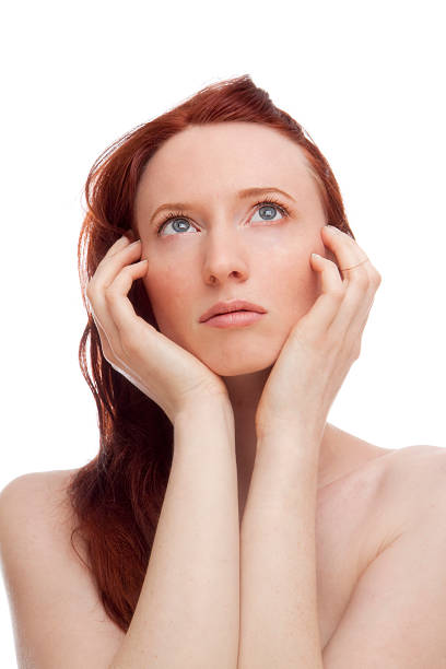 belleza natural: retrato de una hermosa mujer caucásica pelirrojo mirando hacia arriba - mua1 fotografías e imágenes de stock