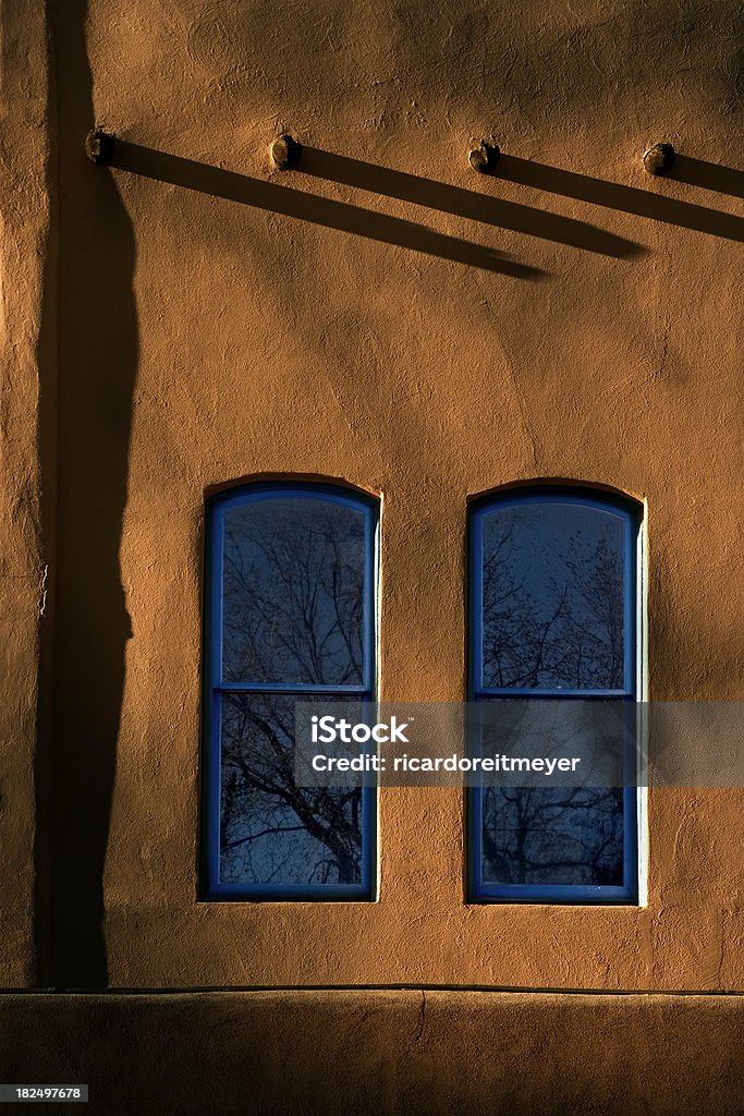 Deux fenêtres bleu des murs en briques crues de Santa Fe, au Nouveau-Mexique - Photo de Abstrait libre de droits
