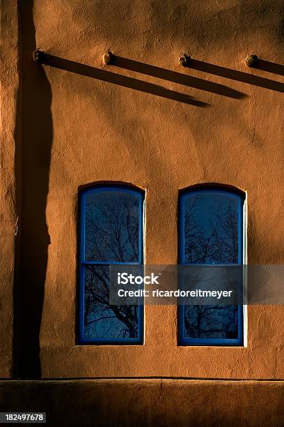 Photo libre de droit de Deux Fenêtres Bleu Des Murs En Briques Crues De Santa Fe Au Nouveaumexique banque d'images et plus d'images libres de droit de Abstrait