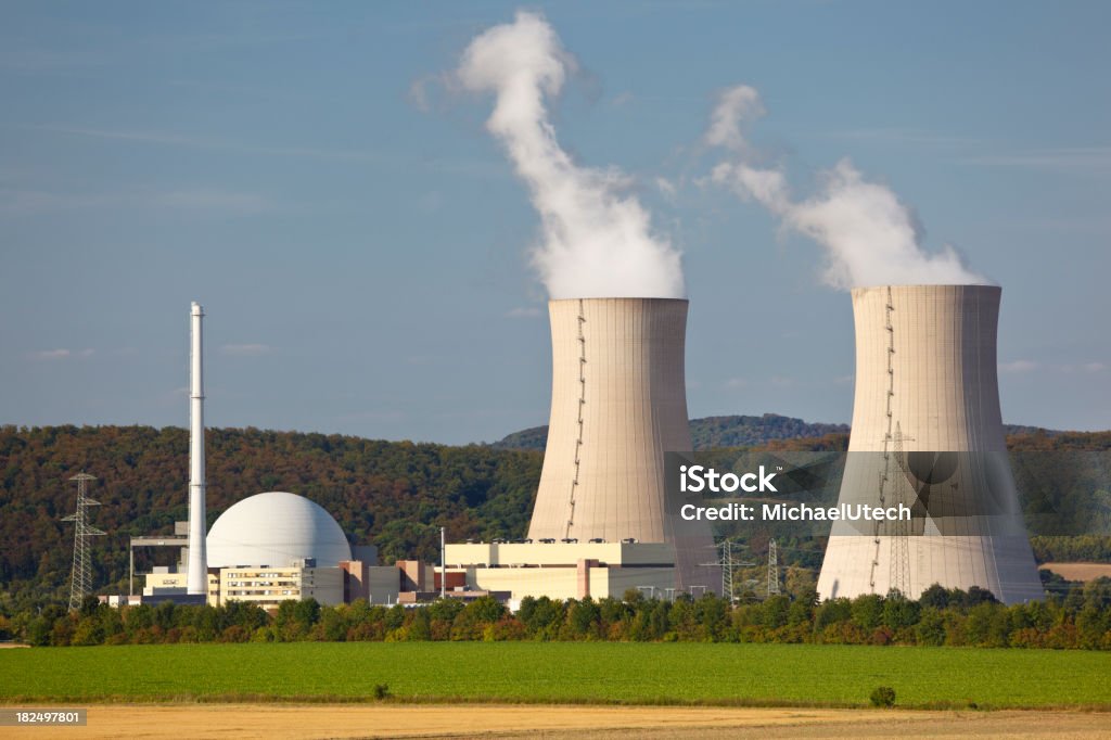 원자력 발전소 녹색 풍경 - 로열티 프리 0명 스톡 사진