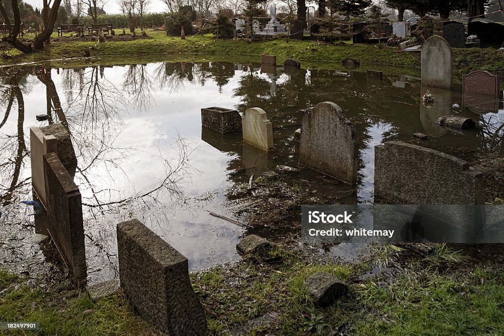 Погруженные gravestones в на кладбище - Стоковые фото Потоп роялти-фри