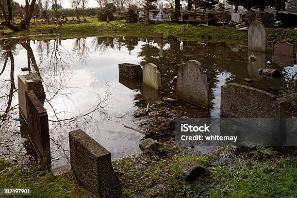 Погруженные Gravestones В На Кладбище — стоковые фотографии и другие картинки Потоп - Потоп, Кладбище, Гробница