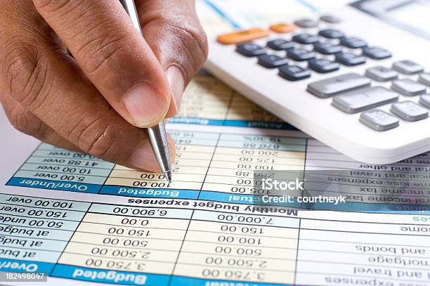 Orçamento Mensal Com A Calculadora - Fotografias de stock e mais imagens de Analisar - Analisar, Calculadora, Calcular