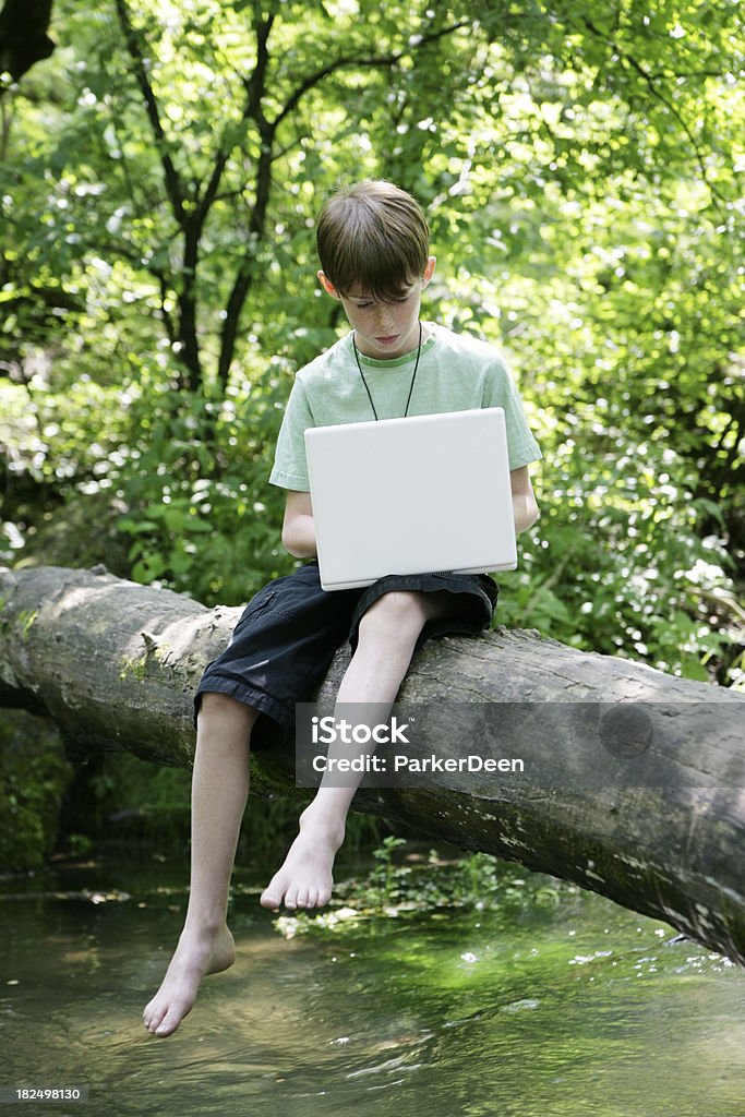 Enfant utilisant un ordinateur dans Nature- pointant et de l'apprentissage - Photo de Contemplation libre de droits