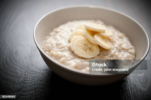 Piatto Di Porridge Con Fette Di Banana - Fotografie stock e altre immagini di Alimentazione sana - Alimentazione sana, Banana - Frutto tropicale, Cibi e bevande