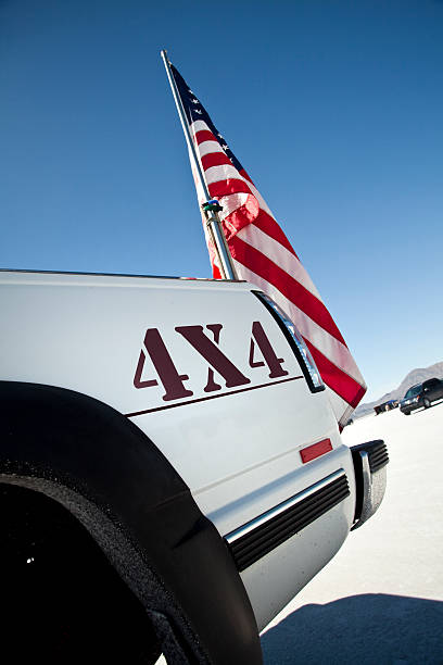 bandera de estados unidos en the flats en utah - truck space desert utah fotografías e imágenes de stock