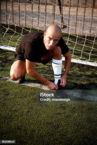 Footballer 끼워팔기 그릐 신발 유클리드의 목표 T 셔츠에 대한 스톡 사진 및 기타 이미지 - T 셔츠, 갈색 눈, 검은색