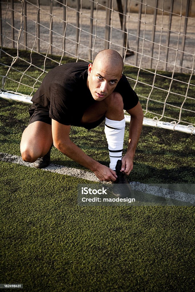 Jogador de futebol no ramo seu calçado no gol - Foto de stock de Adulto royalty-free