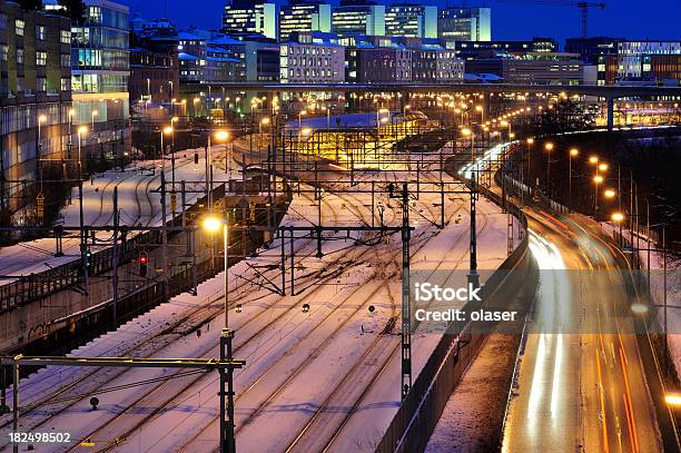 シティ鉄道およびお車の冬の夜 - イルミネーションのストックフォトや画像を多数ご用意 - イルミネーション, テクノロジー, パリの地下鉄